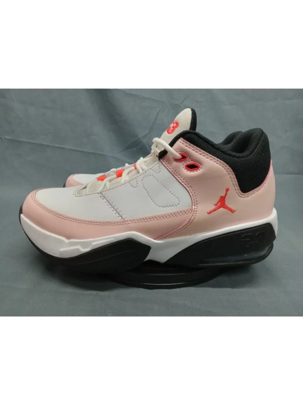 Nike Jordan Max Aura 3 (GS) White Atmosphere Infared 23 Boys Size 6 FLOOR MODEL!